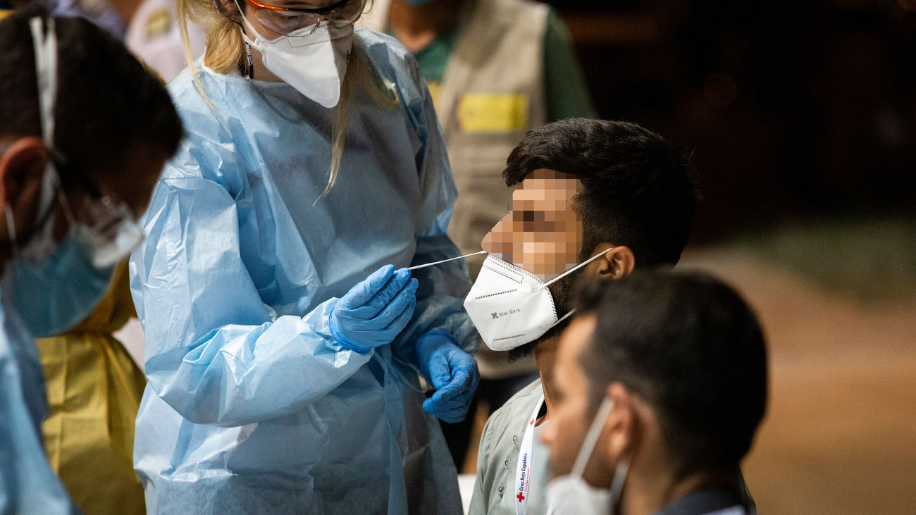 Una enfermera realiza una prueba PCR a uno de los refugiados afganos que acaban de llegar a Madrid
