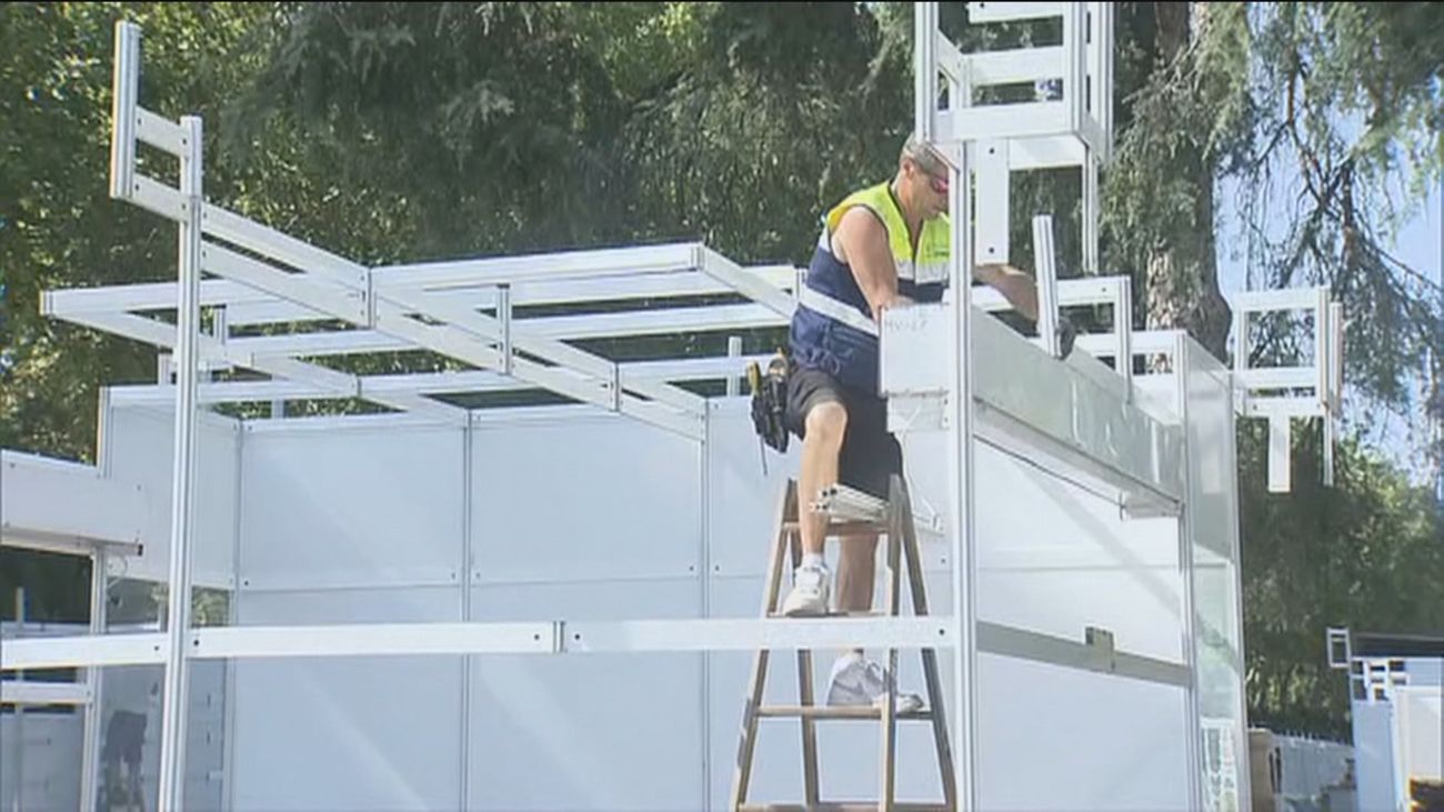 Comienzan a instalar las casetas de la Feria del Libro en el Parque del Retiro