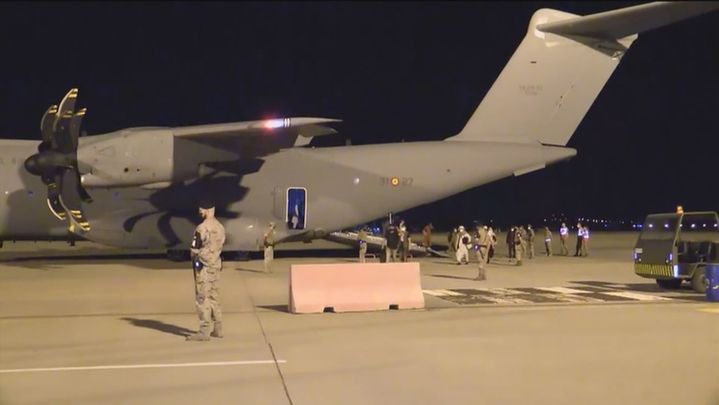 Aterrizaje del avión afgano en Barajas / Telemadrid