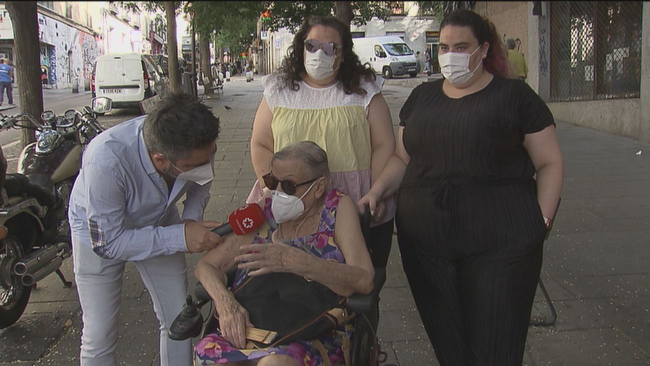 La familia de Carmen denuncia que su abuela, de 90 años y con renta antigua, se ha quedado en la calle