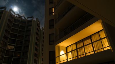 ¿Cómo reaccionarías si tus vecinos te despiertan porque están de fiesta?