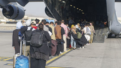 Calma tensa en el aeropuerto de Kabul, donde continúan las evacuaciones