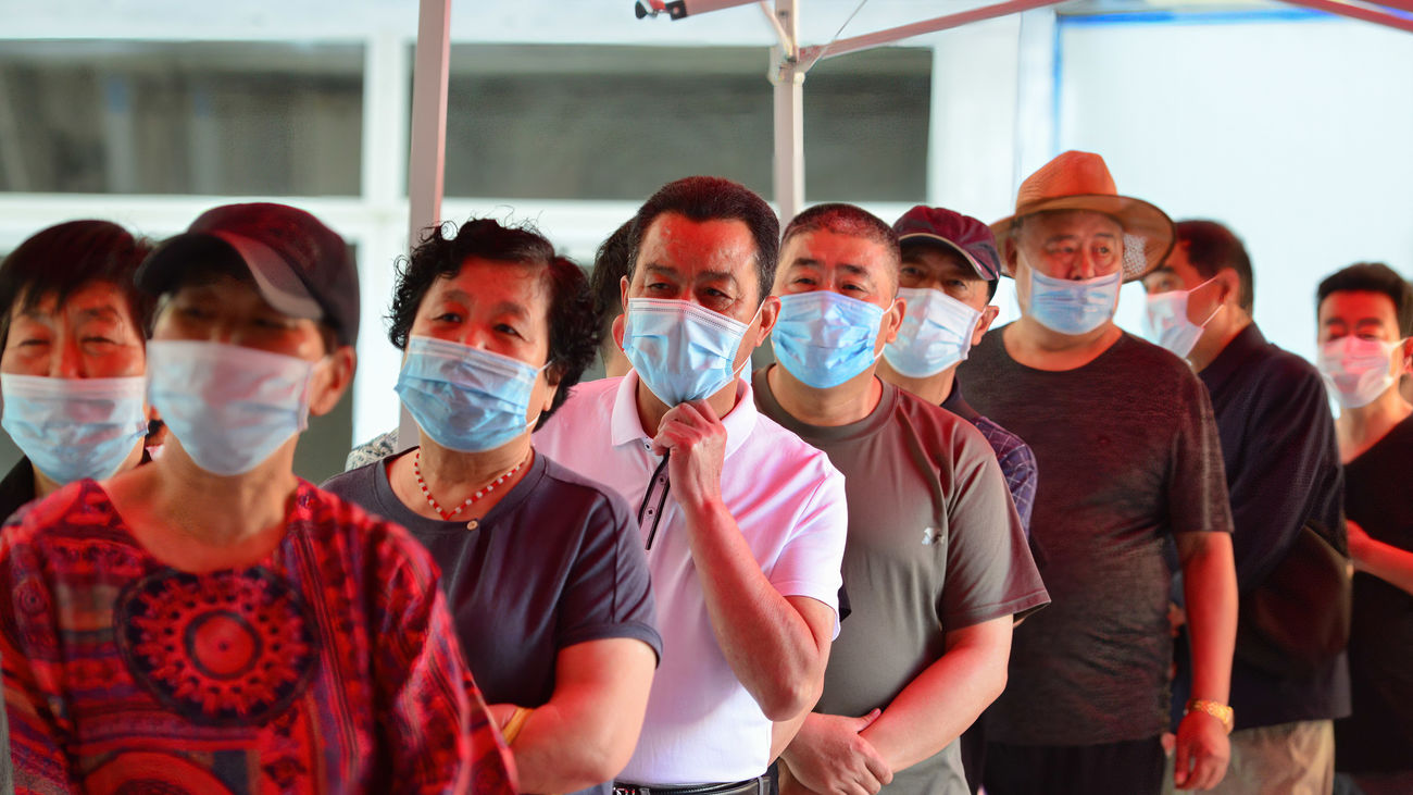 Fila de personas para ser vacunadas contra la Covid en la localidad china de Fuyang