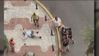 Habla el hijo del hombre con muletas apaleado en Alcorcón: "Tiene miedo a salir a la calle"