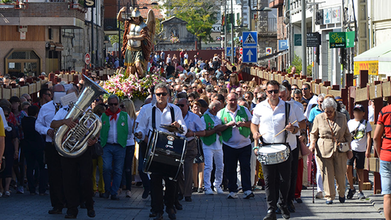Banda de música y procesión por las calles de Guadarrama