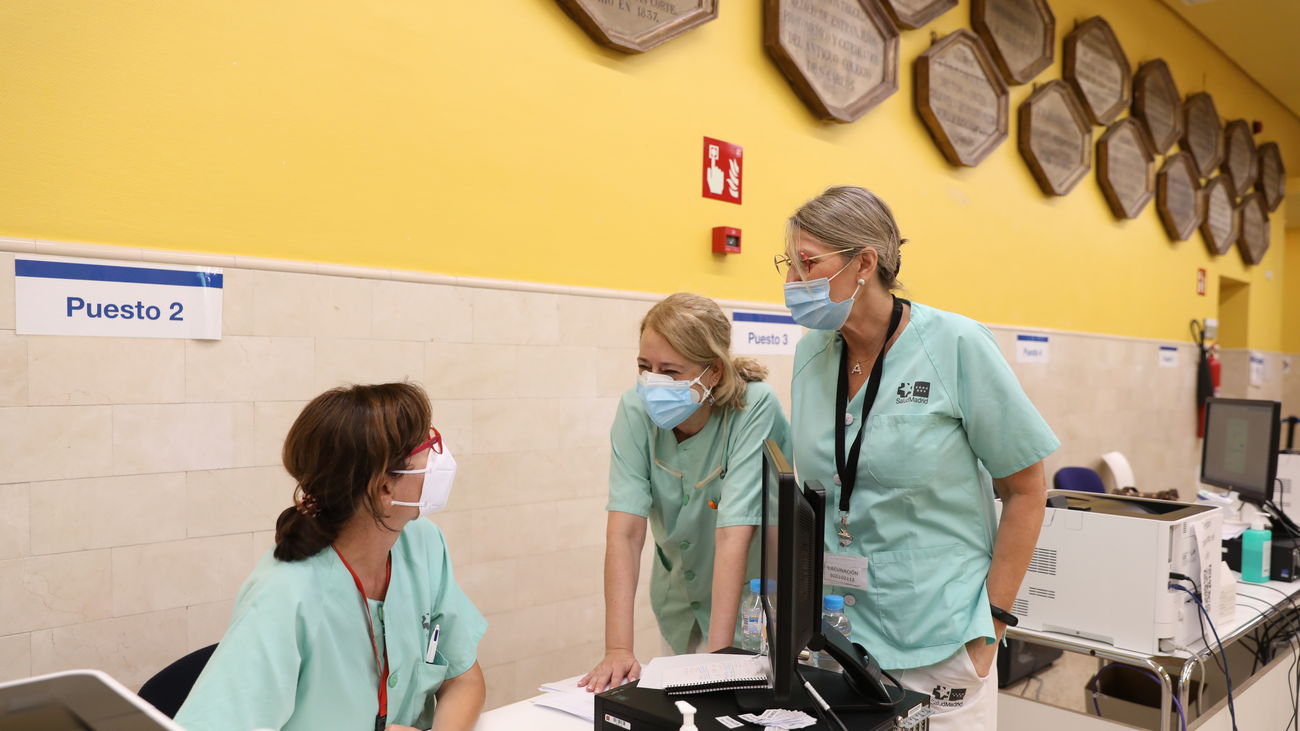 Sanitarias en la zona de vacunación de Covid del Hospital Gregorio Marañón