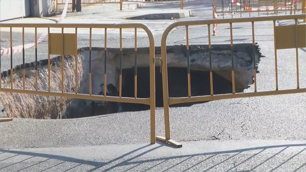 Enorme socavón en Coslada por la rotura de un colector de alcantarilla