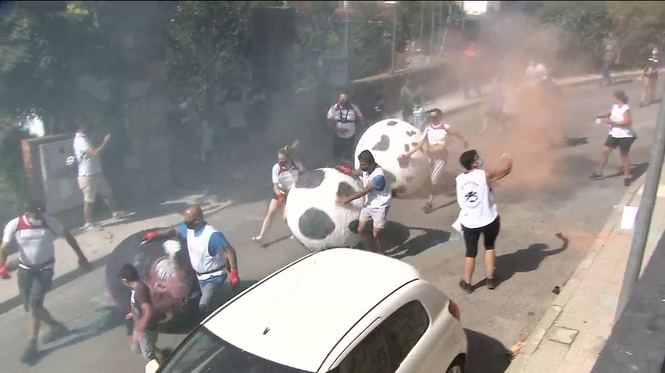 Nuevo encierro infantil con bolas de hasta 40 kilos y una fiesta 'Holly' de colores en Mataelpino