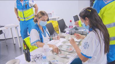 La Comunidad de Madrid reduce de seis a solo un mes el plazo para vacunar a personas menores de 65 años que han pasado el COVID