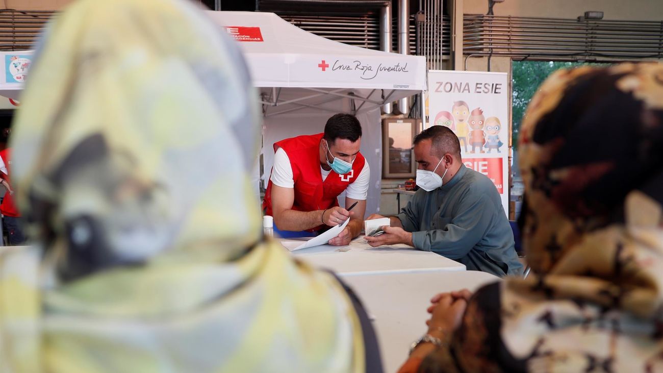 Afganos atendidos por la Cruz Roja a su llegada a España