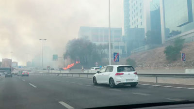 Un incendio junto al hotel Nuevo Madrid provoca una gran humareda en la M-30