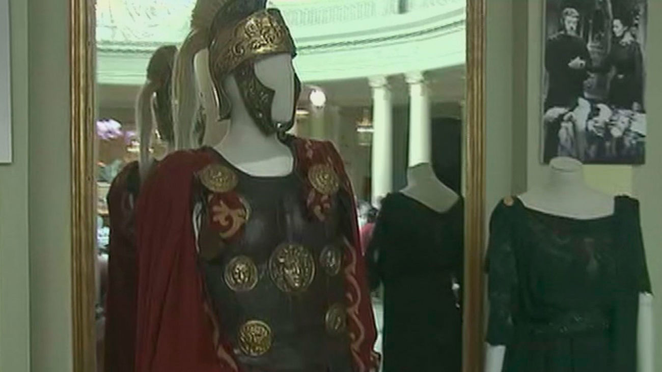 Exposición de cine en el Westin Palace, con  trajes, piezas e imágenes del Hollywood de los 60