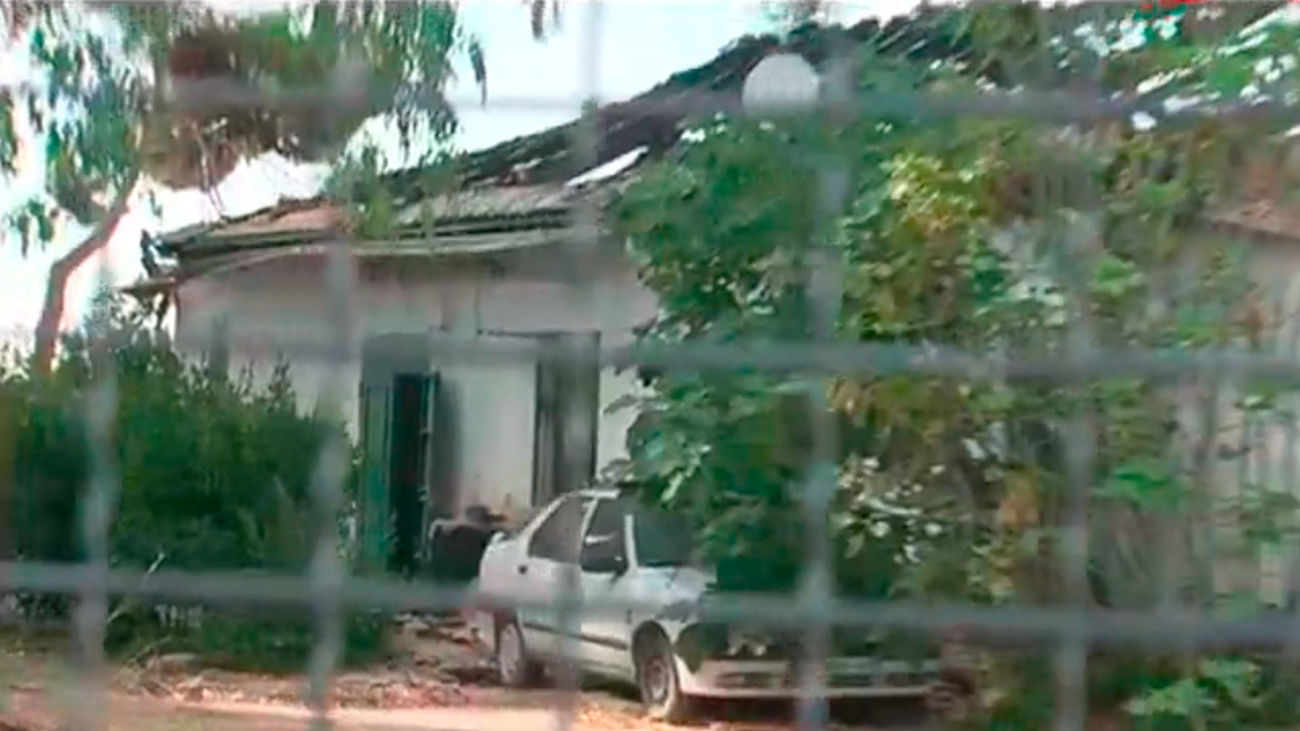 Madre e hijo viven en la calle un mes después de arder su casa en el incendio de la Dehesa de la Villa