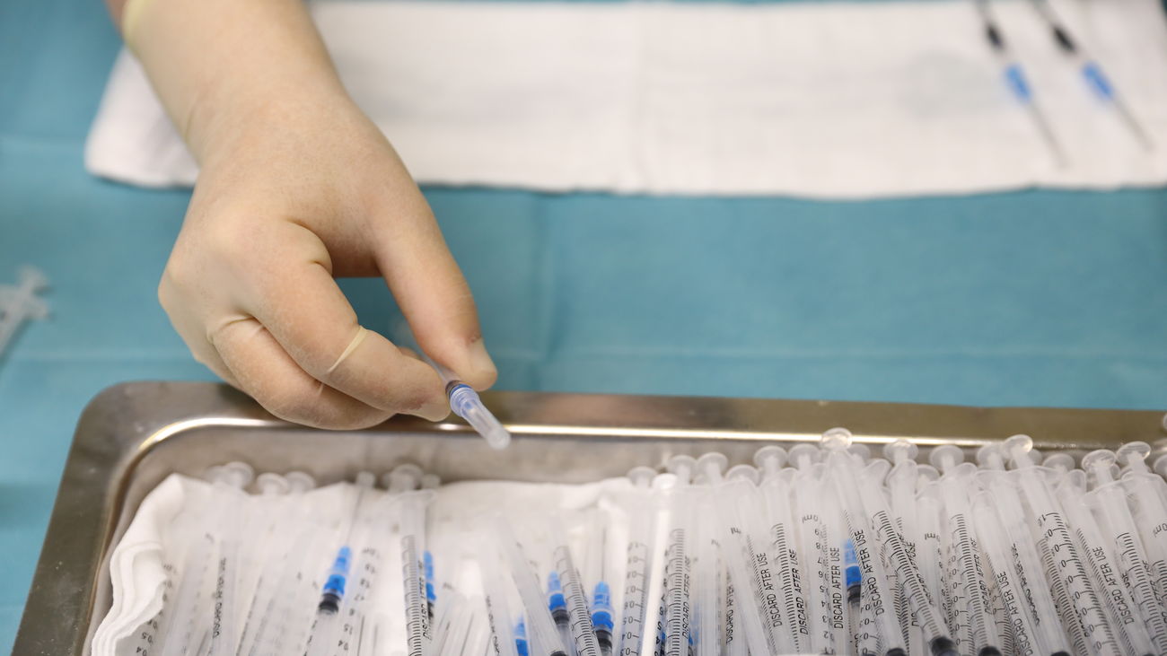 Una enfermera prepara una dosis de vacuna Pfizer en el hospital Gregorio Marañón de Madrid