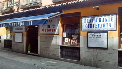 Tensión en la calle Trujillos, frente a Casa Parrondo, por un hombre empuñando un gran cuchillo