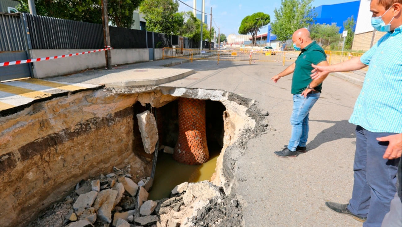 Se inician las obras de reparación del socavón de 30 metros en la calle Llanos de Jerez de Coslada