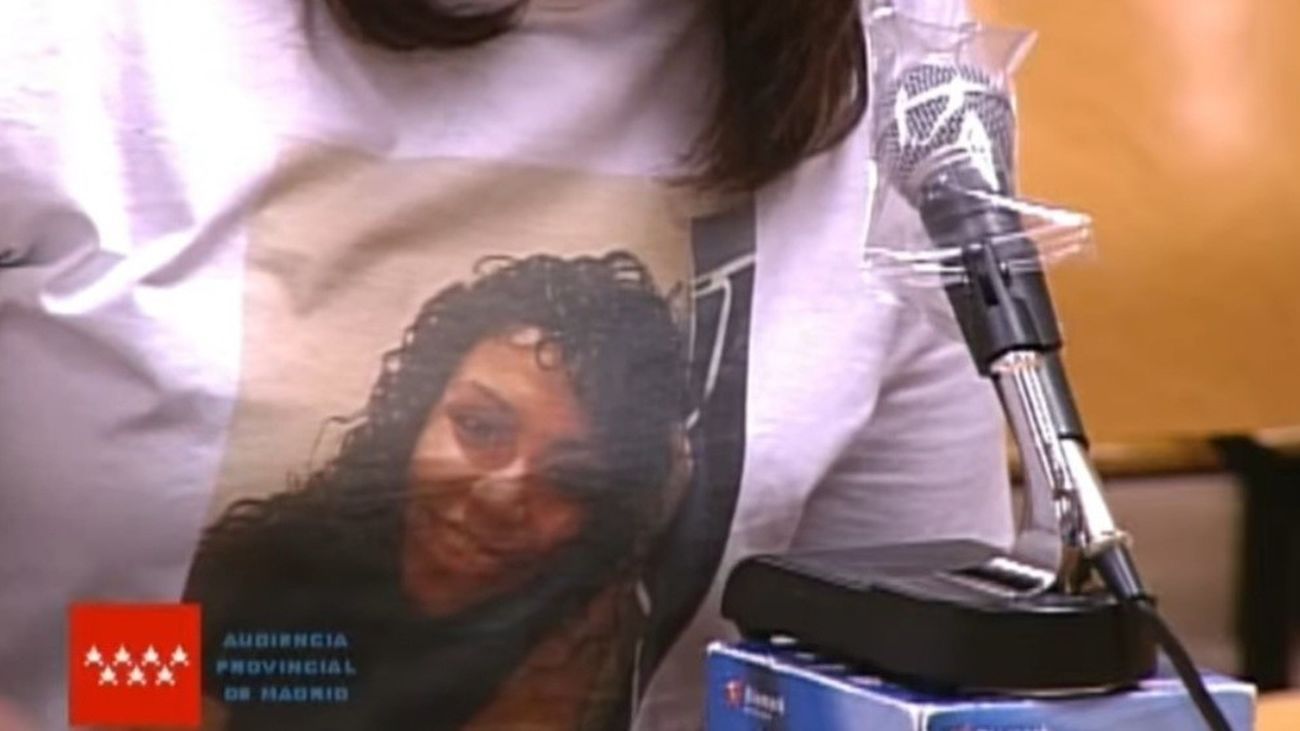 La madre de Heidy Paz en el juicio con una camiseta con la foto de su hija