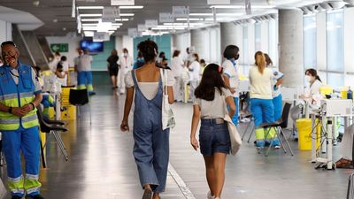 La EMA enfría una decisión inmediata sobre la necesidad de una tercera dosis de la vacuna