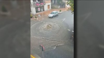 Las tormentas dejan en Madrid algunas granizadas y una calle inundada en Valdemorillo