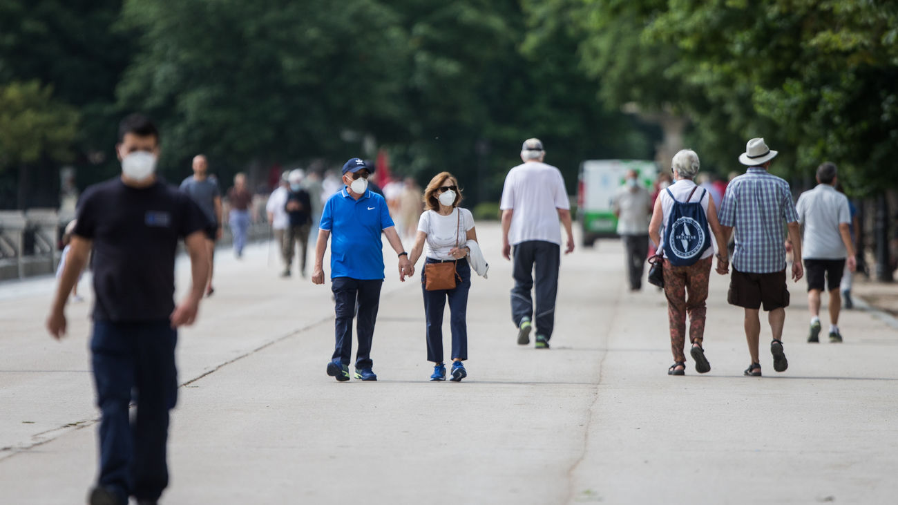 Gente paseando por el parque de El Retiro