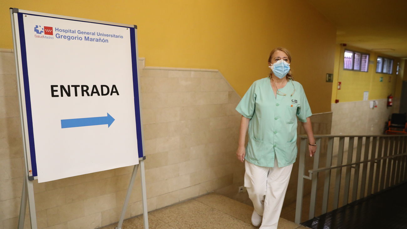 Una enfermera en la zona de vacunación del Gregorio Marañón