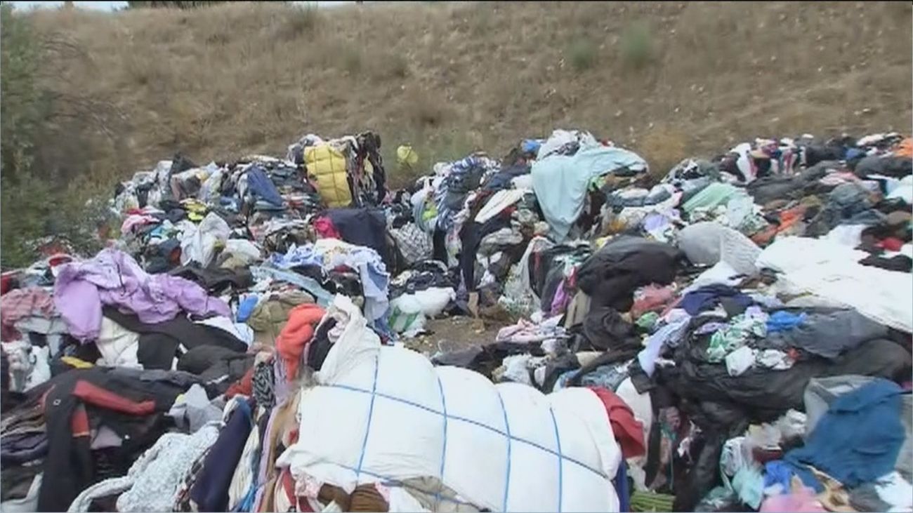 Cientos de kilos de ropa en el Parque Natural de Guadarrama: “Esto es un grave problema”