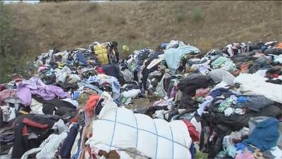 Cientos de kilos de ropa en el Parque Natural de Guadarrama: “Esto es un grave problema”