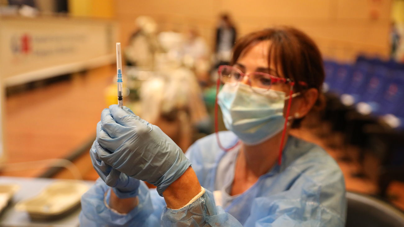 Una enfermera prepara una vacuna Covid en el hospital Gregorio Marañón