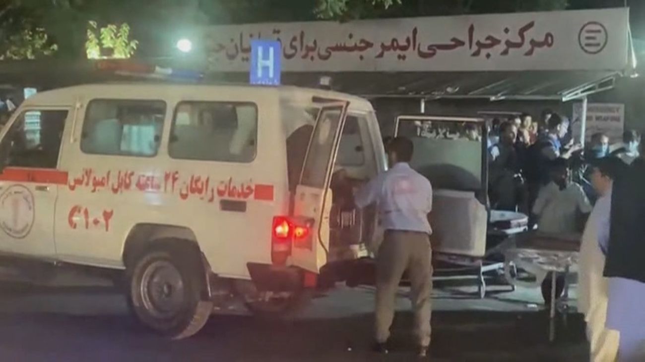 Ambulancias atienden a víctimas del atentado en Kabul