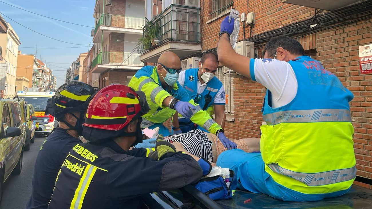 Mujer herida tras caer de un balcón