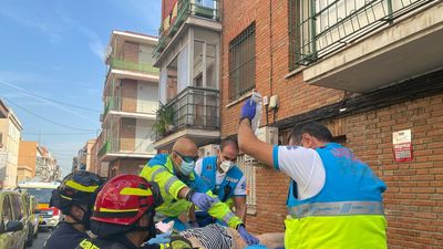 Cae desde un balcón en Usera y salva la vida al aterrizar sobre el techo de un coche