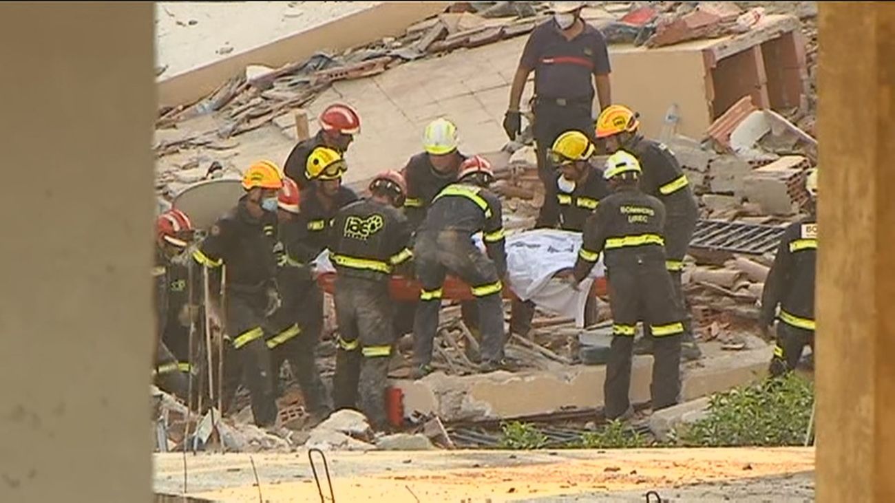 Localizan muerta a la mujer desaparecida bajo los escombros del edificio de Peñíscola