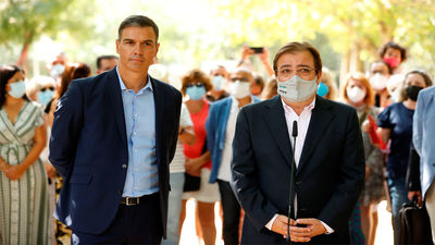 Sánchez visita Navalmoral de la Mata (Cáceres) entre abucheos contra el "muro" del tren