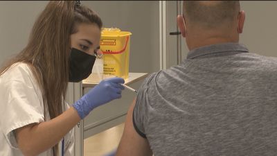 Los madrileños, encantados con la vacunación sin cita: “Me parece comodísimo y fabuloso"