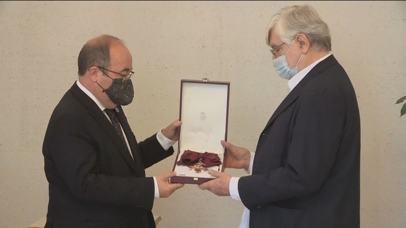 La familia de Fernán Gómez recibe la Gran Cruz de la Orden Civil de Alfonso X