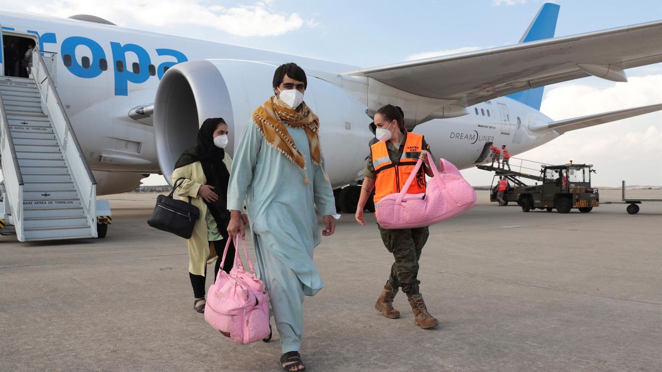 Una pareja de afganos recién llegados a Torrejón de Ardoz