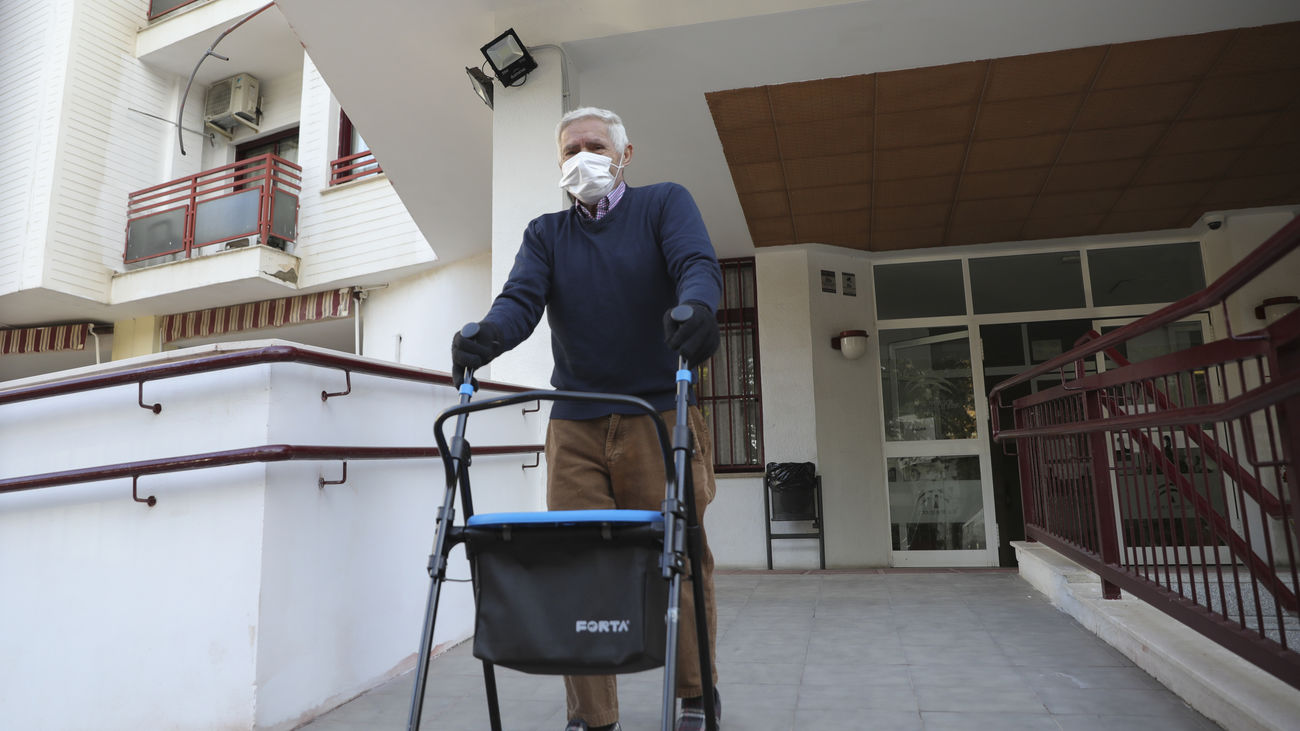 Una persona mayor sale de una residencia