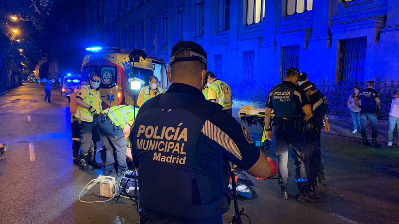 Agentes de la Policía Municipal y sanitarios en el lugar del atropello