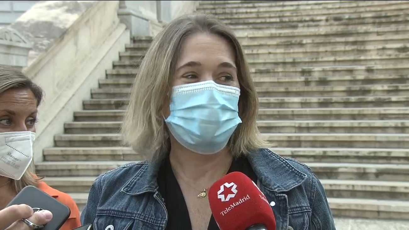 Madrid critica el "sectarismo" del Gobierno por su propuesta de que el Rey no firme títulos universitarios