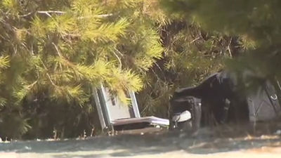 Hallan un cadáver envuelto en una tela al apagar un incendio en Villa de Vallecas