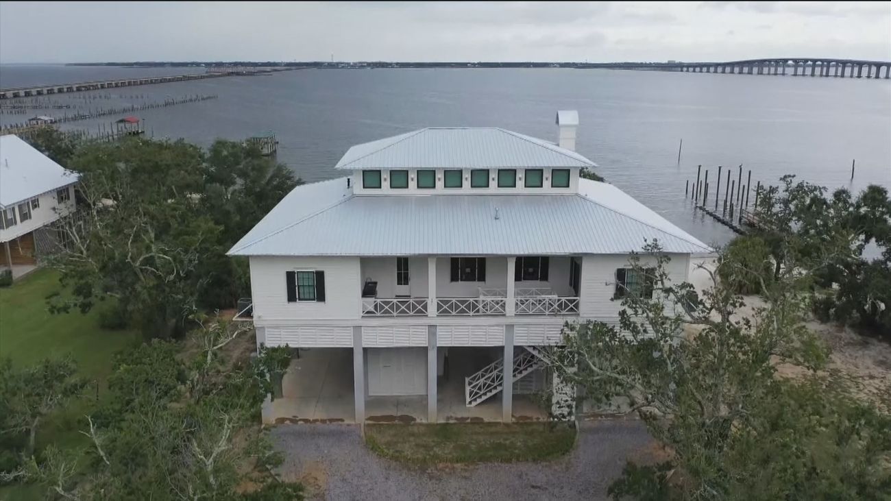 El huracán Ida toca tierra en EE.UU. con vientos de 240 km/h