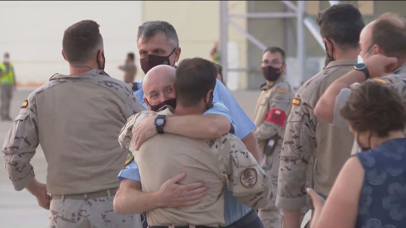 Robles felicita a los últimos 53 militares españoles  procedentes de Dubai en la Base Aérea de Zaragoza