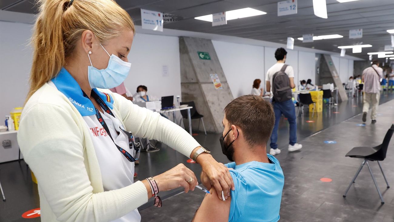 Un joven recibe la vacuna Covid en el WiZink Center