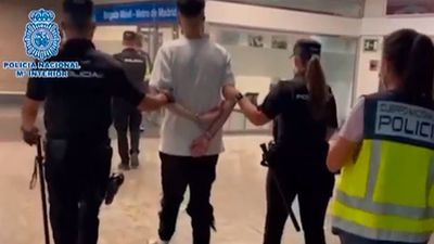 Dos detenidos por agredir y robar a un joven en el andén del Metro de Sol