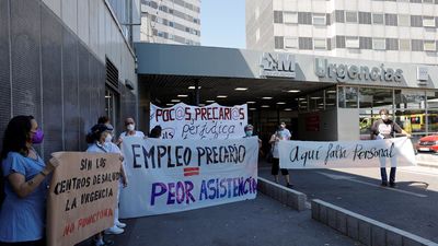 Trabajadores de Urgencias y Emergencias de Madrid se manifiestan ante el Hospital La Paz
