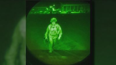 EEUU deja Afganistán tras 20 años de guerra mientras los talibanes toman el aeropuerto y lo festejan