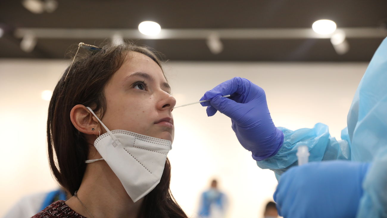 Una enfermera realiza un test de antígenos