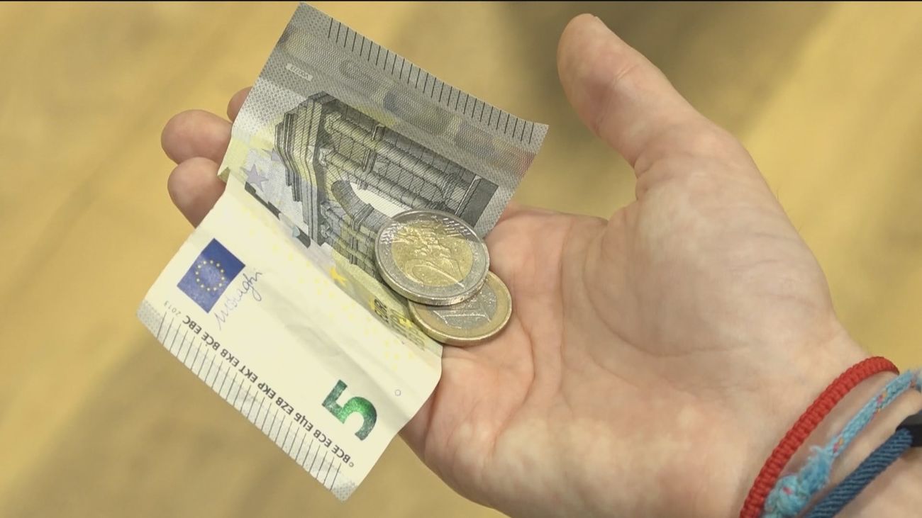 ¿Qué harías si en una tienda te devuelven de más?