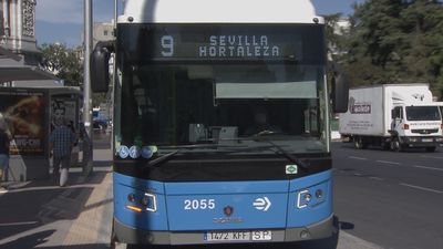 Una protesta vecinal en Cibeles obliga a modificar el recorrido de 22 líneas de autobuses