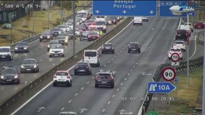 La lluvia complica el tráfico en las carreteras de Madrid